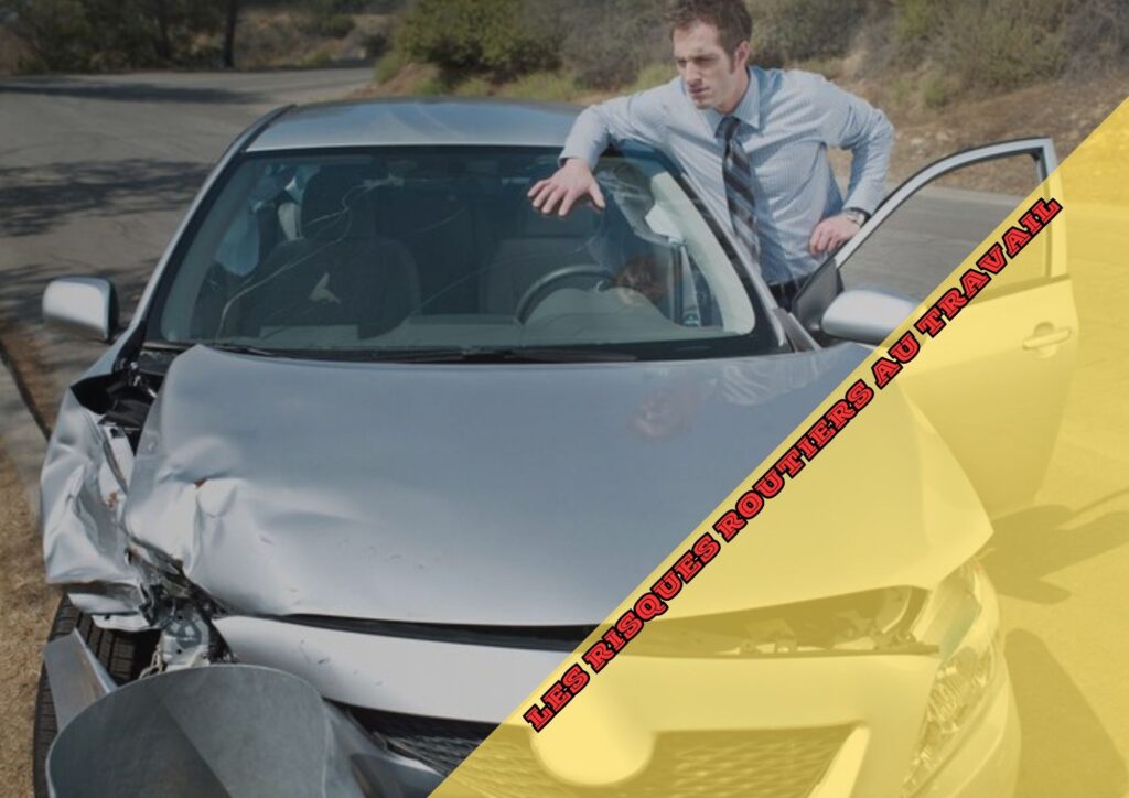 L’image montre une voiture endommagée après une collision, avec l’avant de la voiture écrasé. Une personne se tient à côté de la voiture, mais son visage est flouté pour préserver sa vie privée. Il y a aussi un texte en jaune sur l’image, mais il est difficile à lire en entier.