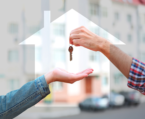 Image symbolisant la remise des clés d'une maison, idéale pour illustrer des thèmes tels que l'achat immobilier, la location, ou la transaction de biens immobiliers. Cette photo montre deux mains échangeant une clé, avec le contour d'une maison en arrière-plan, parfait pour des sites web ou articles sur l'immobilier, la gestion locative, ou les démarches administratives liées à l'acquisition de biens