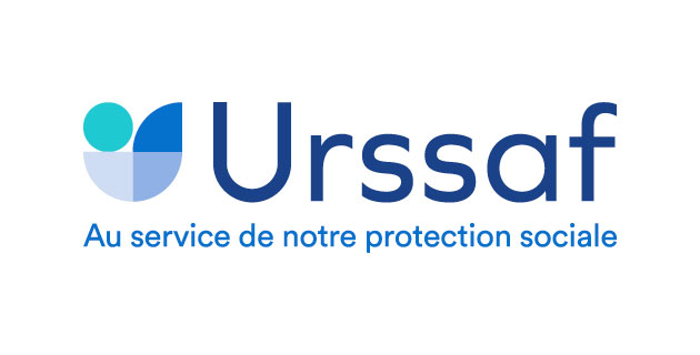 L’image montre le logo de l’Urssaf, écrit en lettres majuscules bleu foncé. Au-dessus du texte, il y a un élément graphique qui ressemble à un cœur ou un bouclier stylisé, combinant des couleurs bleu clair et bleu foncé. En dessous du mot principal, il y a un slogan en français qui dit “Au service de notre protection sociale”. Ce logo représente probablement une organisation liée à la sécurité sociale ou aux services de protection sociale en France.